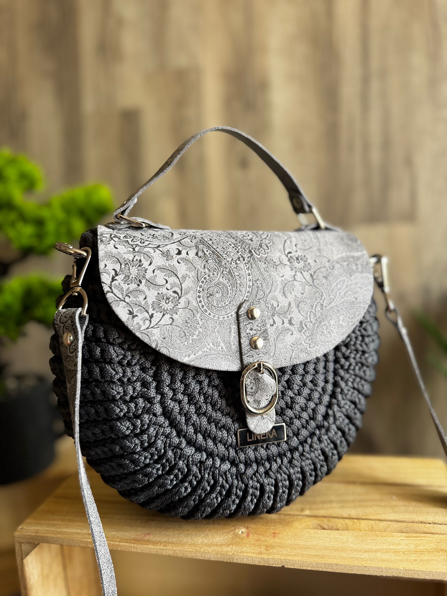Torebka listonoszka szydełkowa oreo Lineka – Stalowa Elegancja - obrazek 2