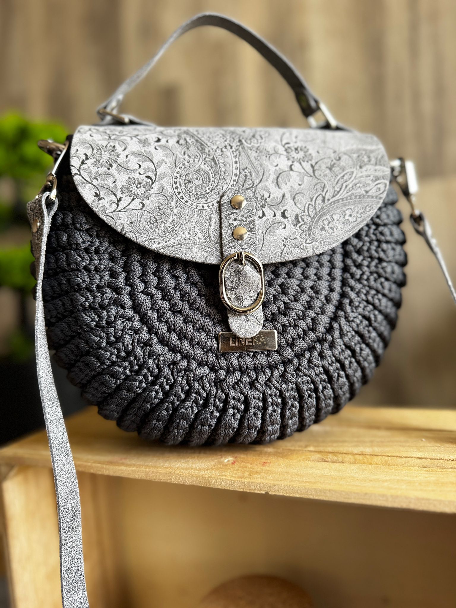 Torebka listonoszka szydełkowa oreo Lineka – Stalowa Elegancja