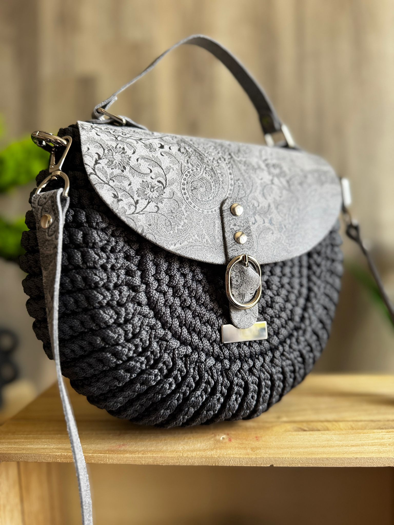 Torebka listonoszka szydełkowa oreo Lineka – Stalowa Elegancja - obrazek 4