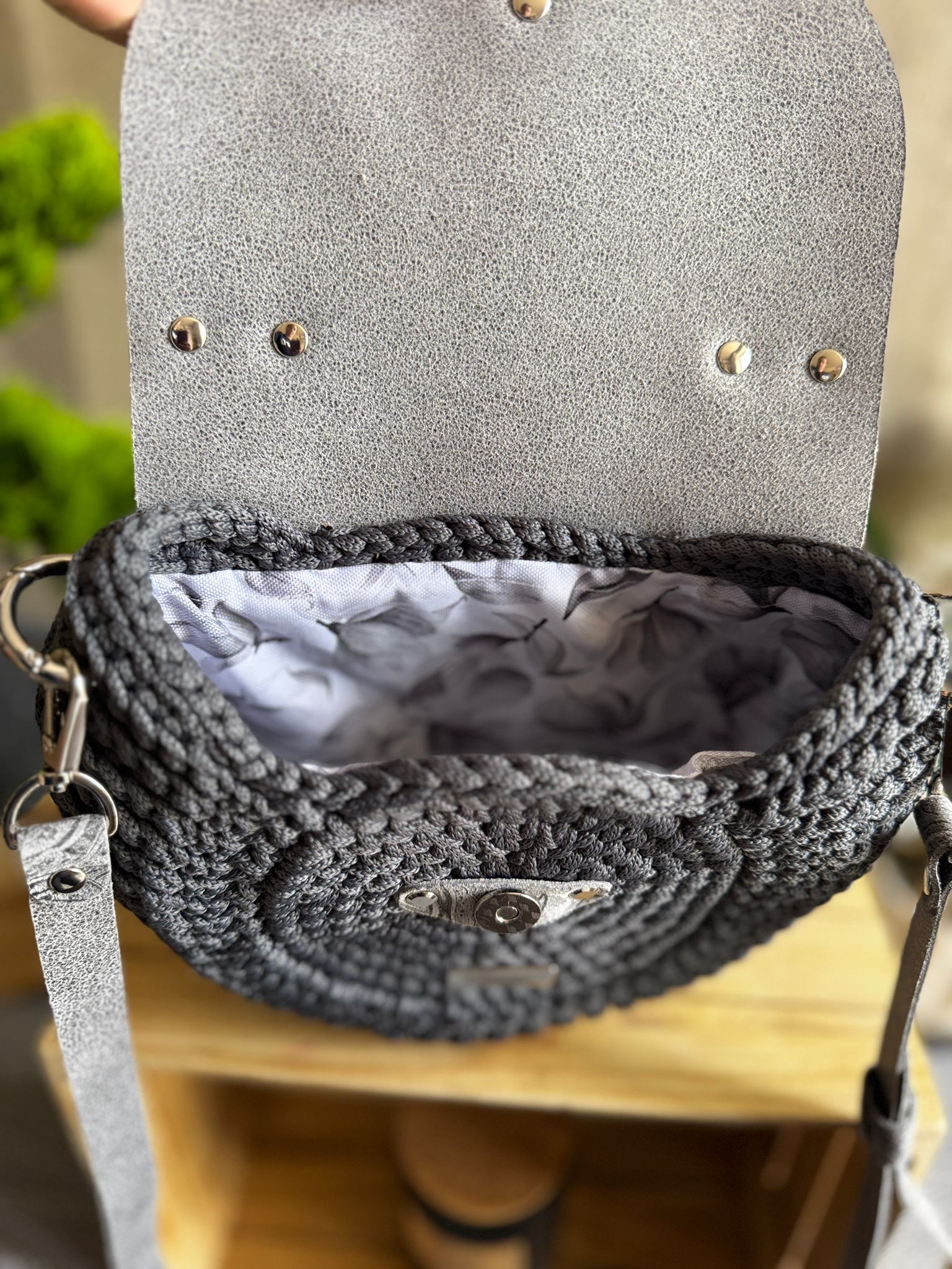 Torebka listonoszka szydełkowa oreo Lineka – Stalowa Elegancja - obrazek 5