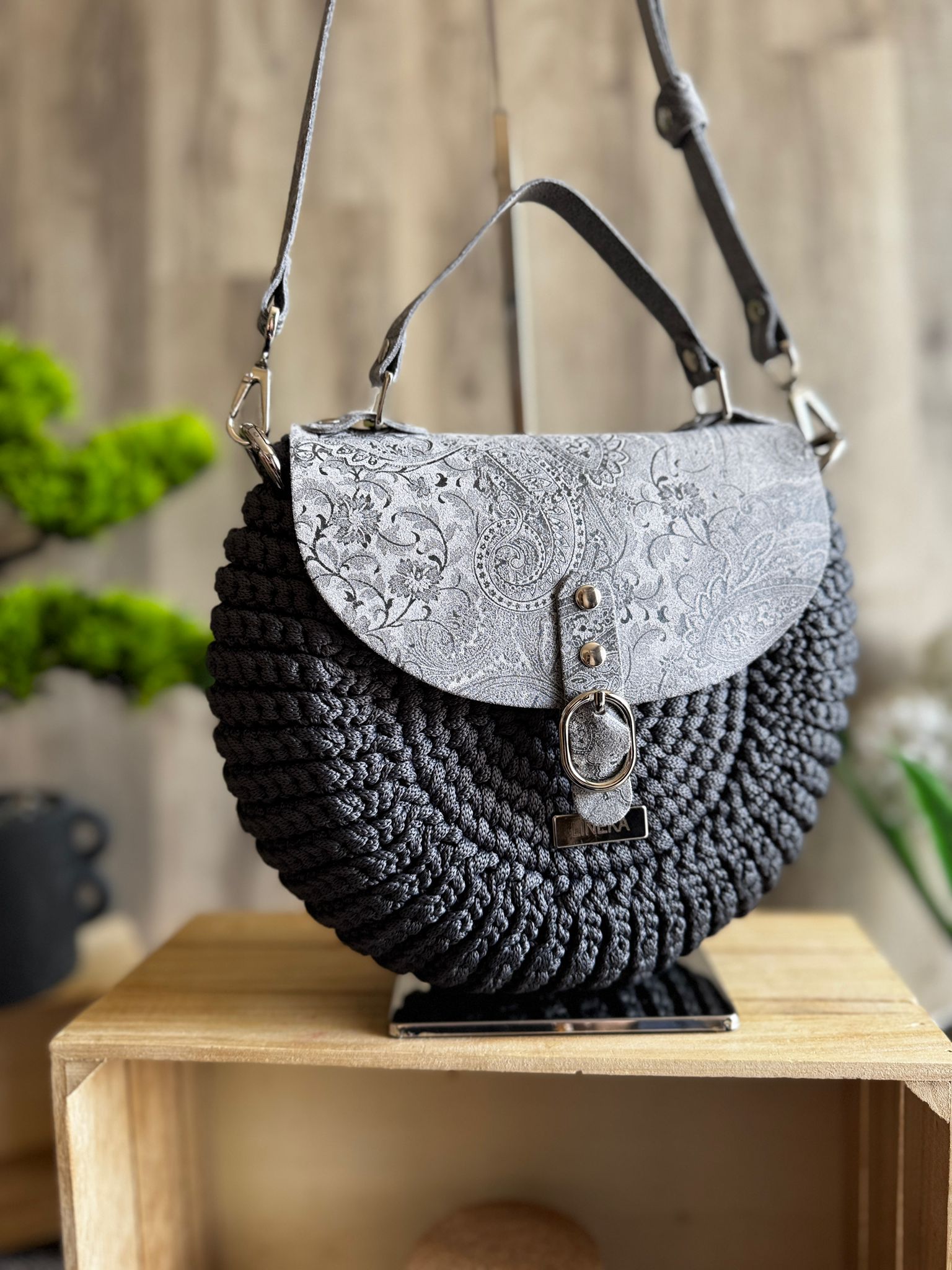 Torebka listonoszka szydełkowa oreo Lineka – Stalowa Elegancja - obrazek 6