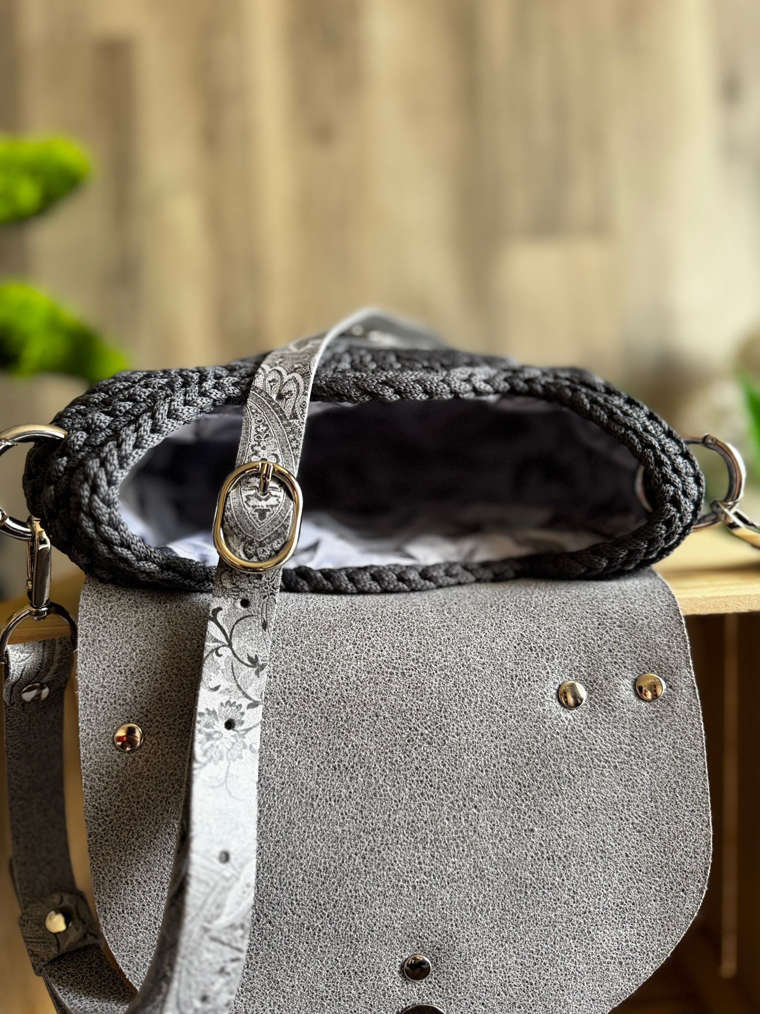Torebka listonoszka szydełkowa oreo Lineka – Stalowa Elegancja - obrazek 7