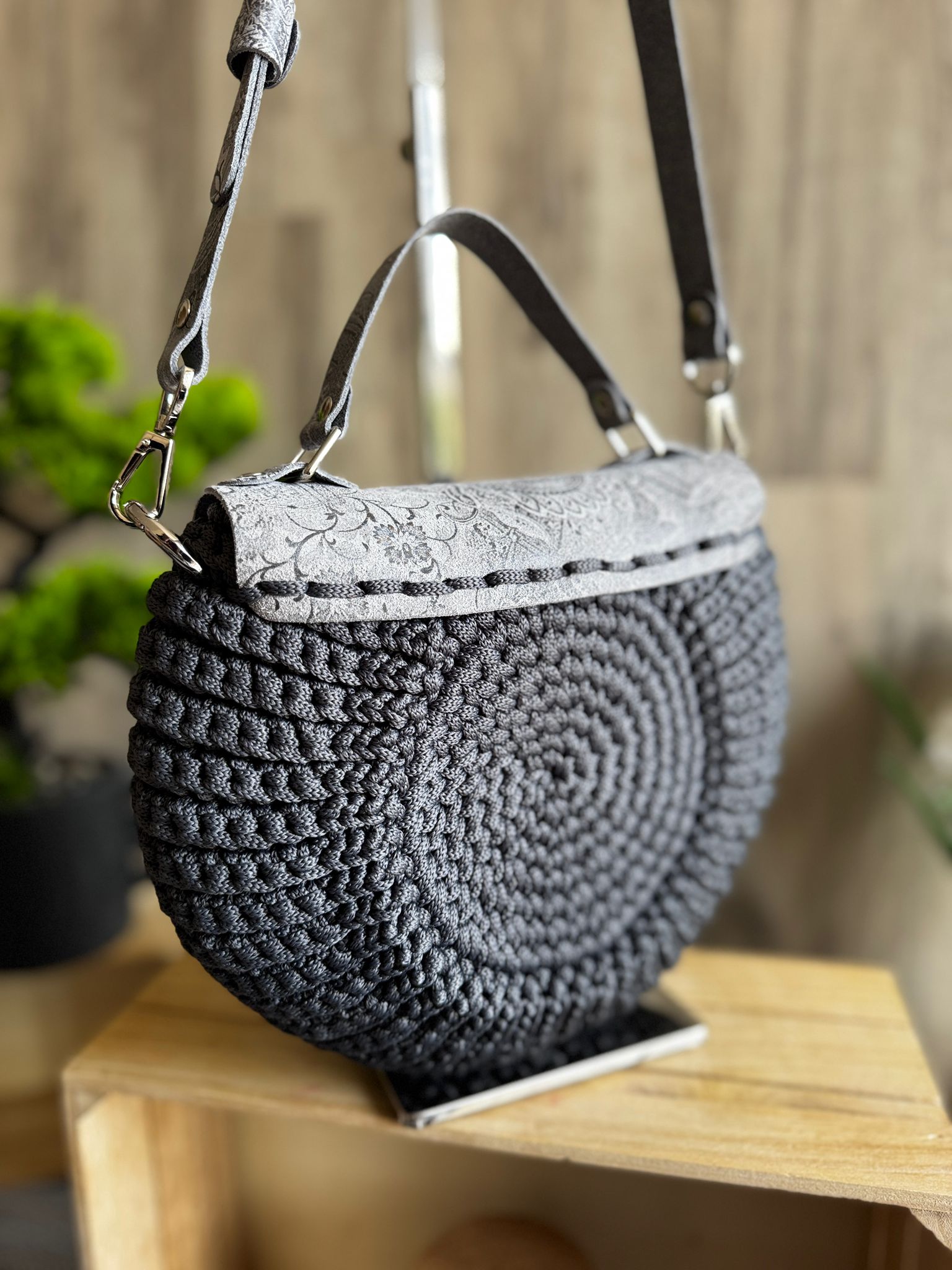 Torebka listonoszka szydełkowa oreo Lineka – Stalowa Elegancja - obrazek 8