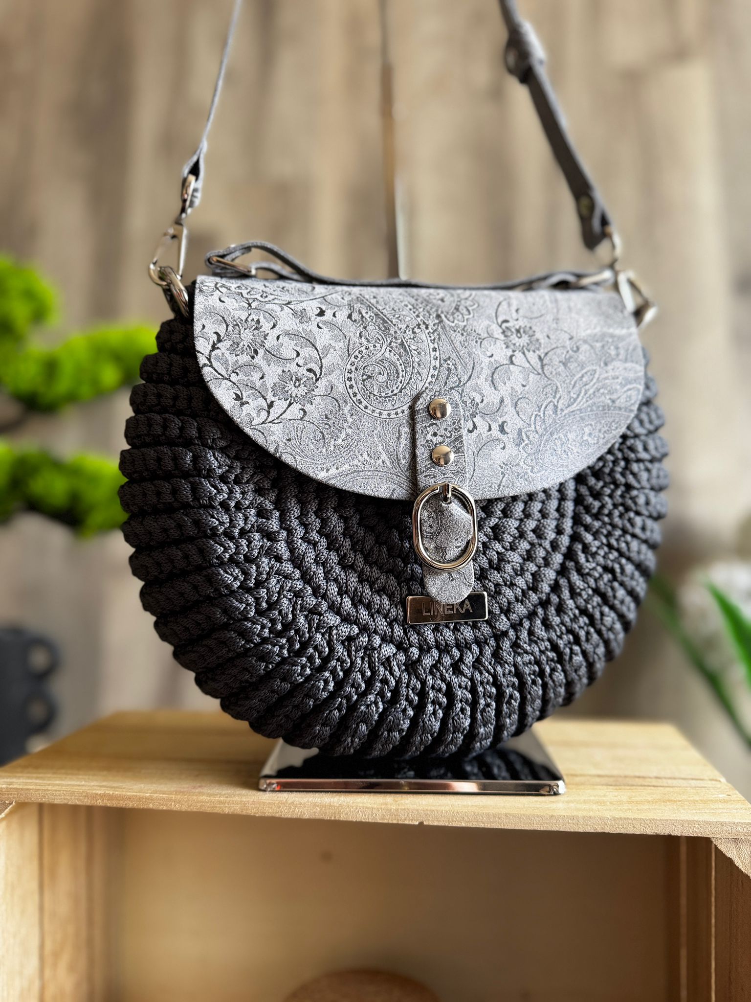Torebka listonoszka szydełkowa oreo Lineka – Stalowa Elegancja - obrazek 9