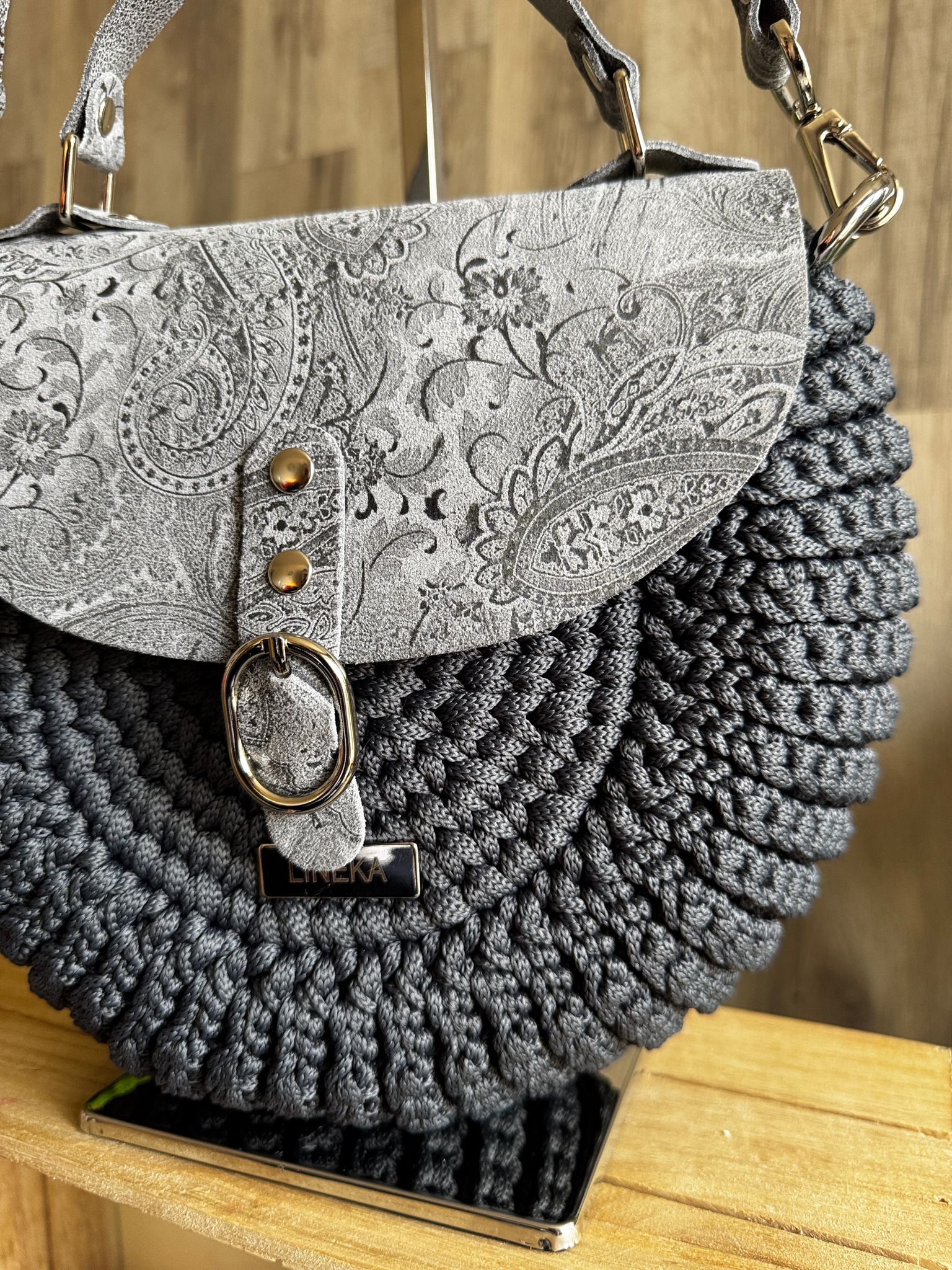 Torebka listonoszka szydełkowa oreo Lineka – Stalowa Elegancja - obrazek 10