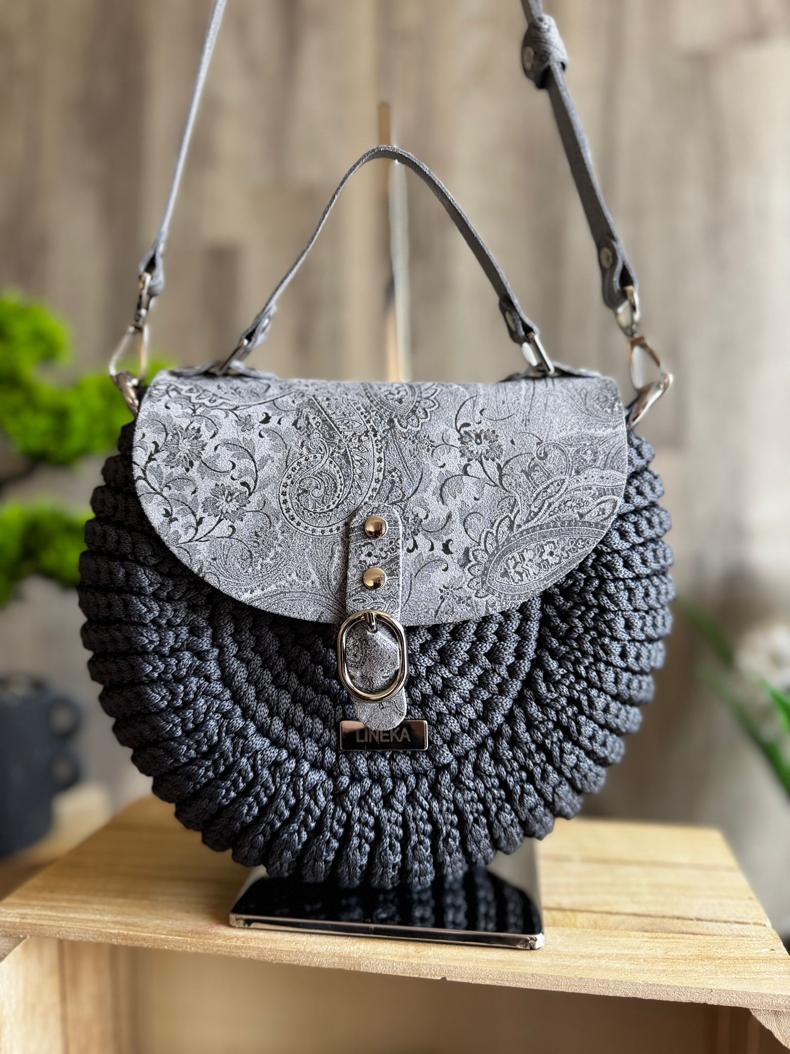 Torebka listonoszka szydełkowa oreo Lineka – Stalowa Elegancja - obrazek 11