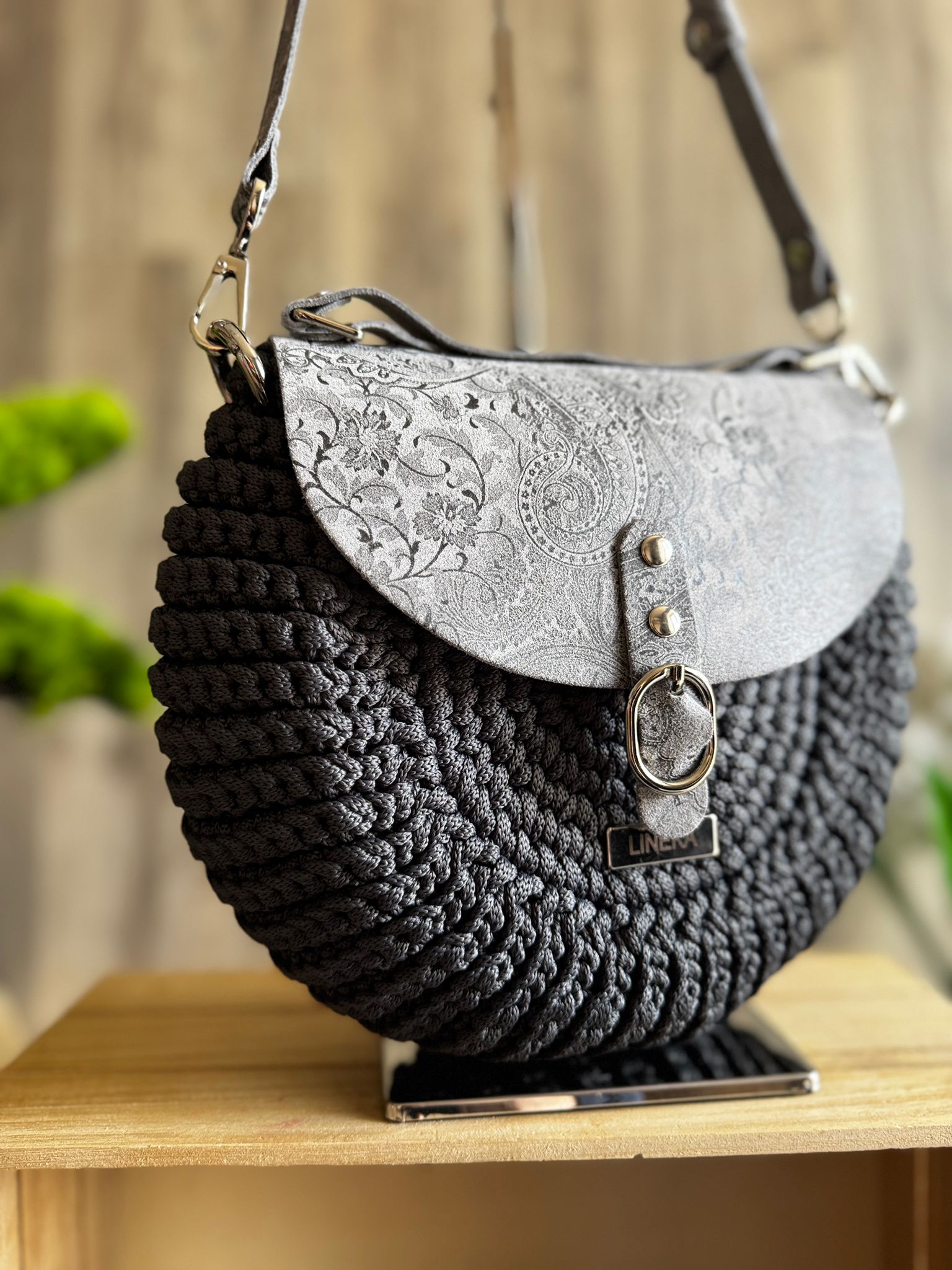Torebka listonoszka szydełkowa oreo Lineka – Stalowa Elegancja - obrazek 12
