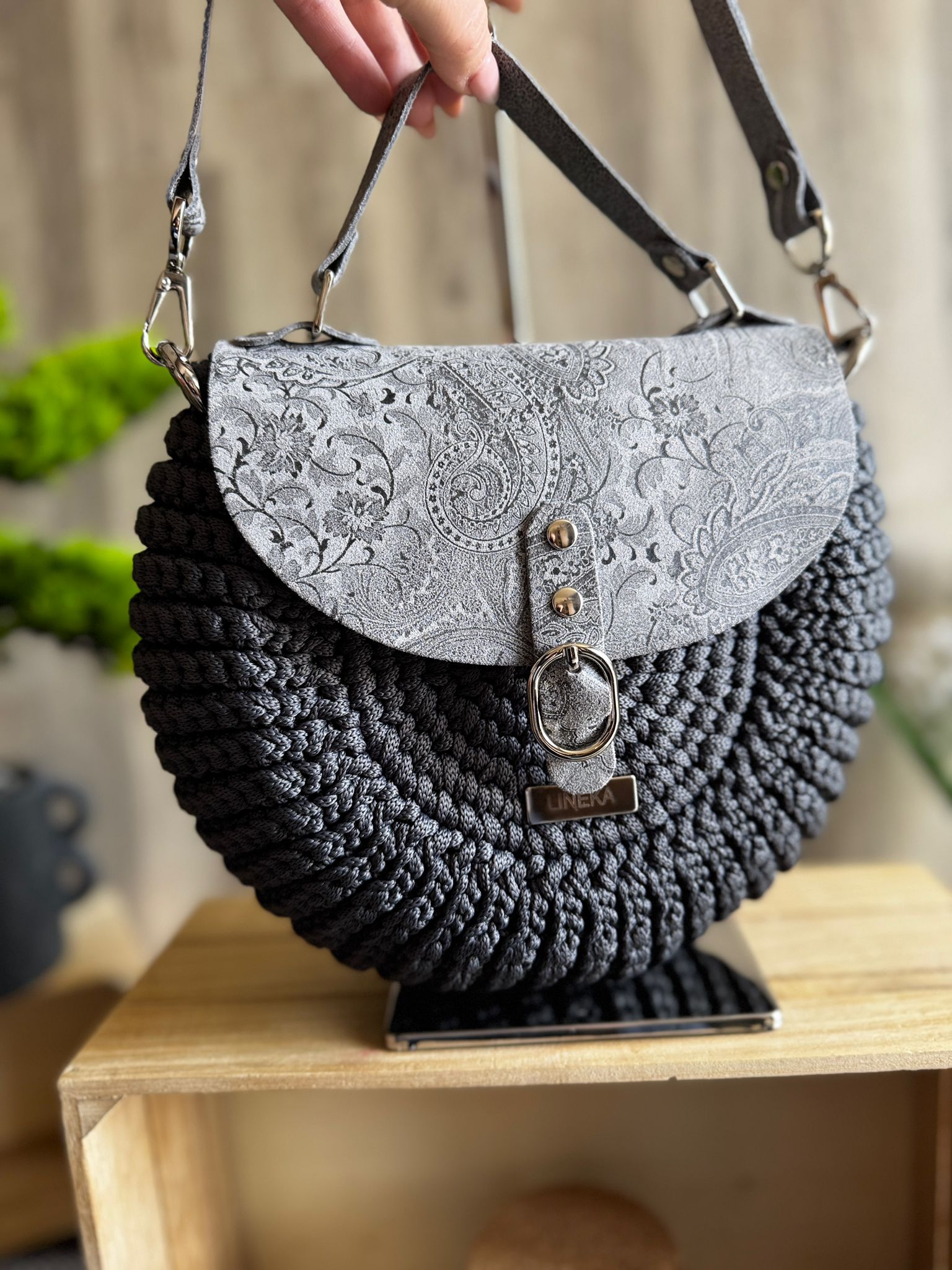 Torebka listonoszka szydełkowa oreo Lineka – Stalowa Elegancja - obrazek 13