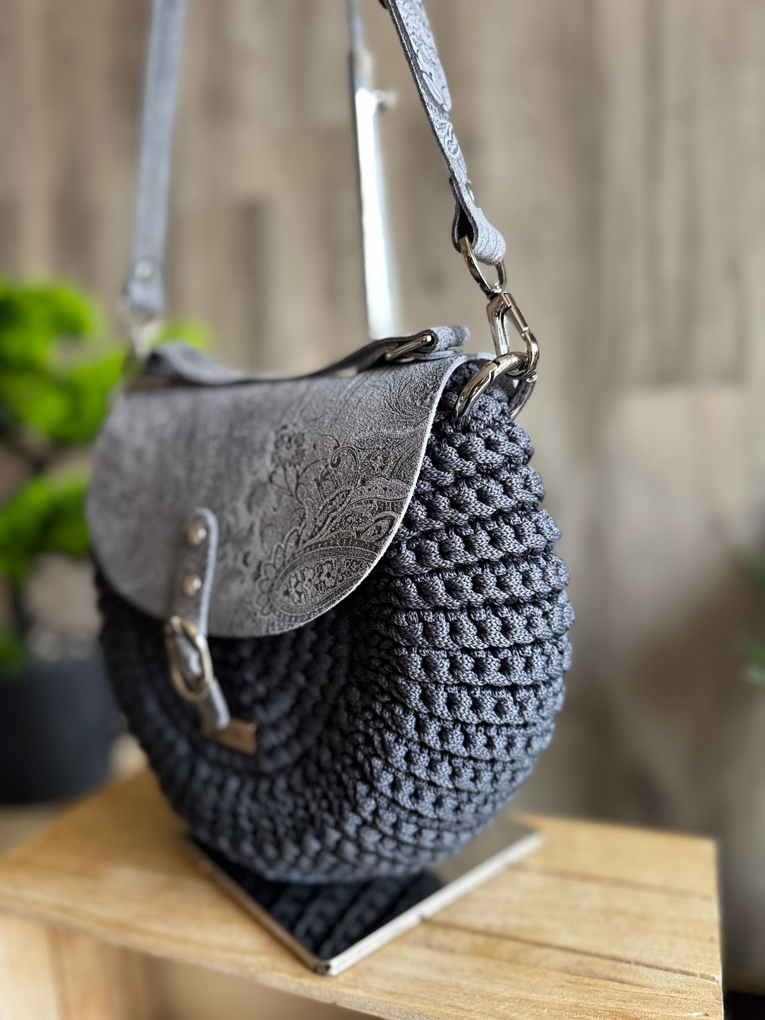 Torebka listonoszka szydełkowa oreo Lineka – Stalowa Elegancja - obrazek 14