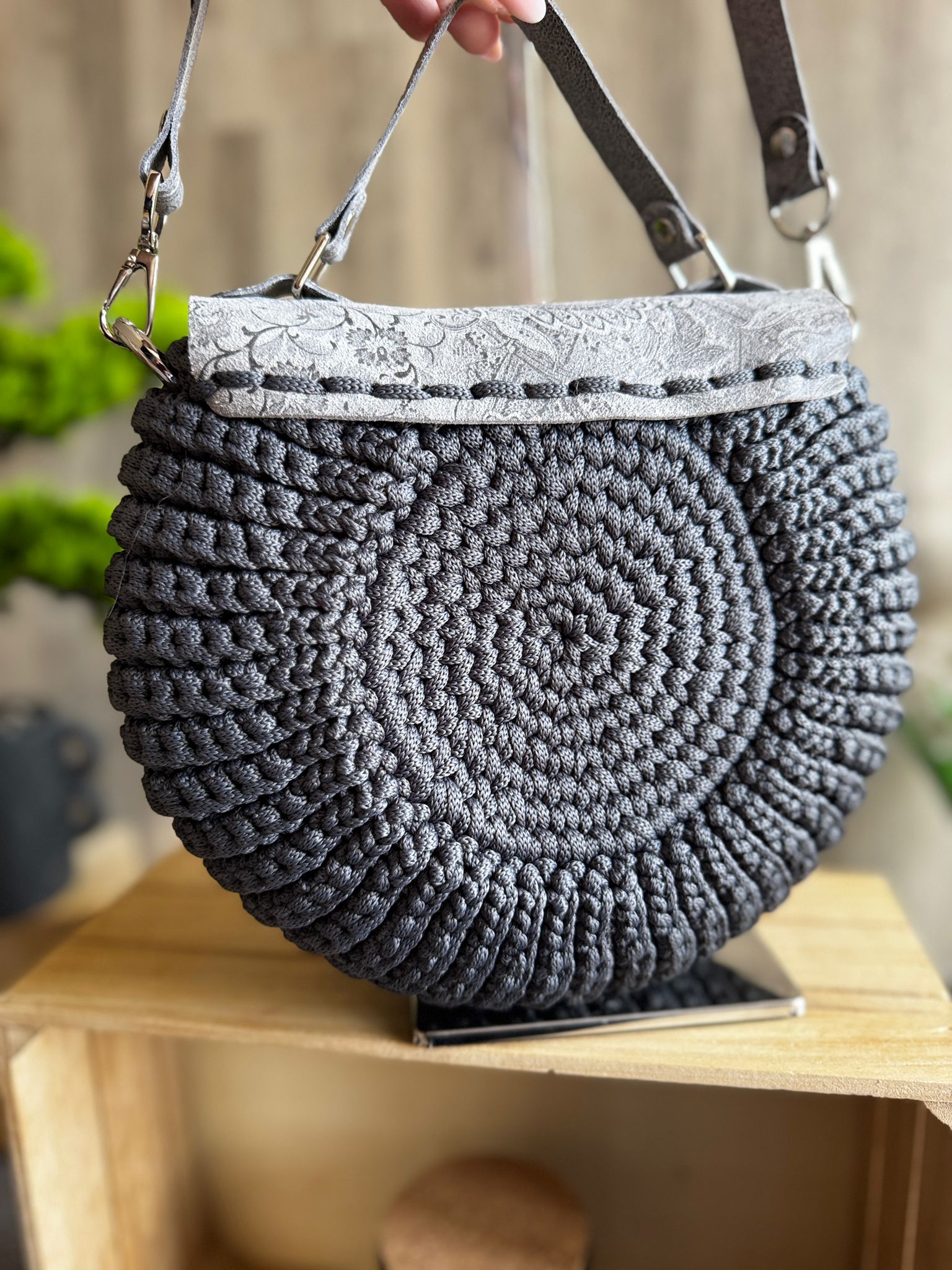 Torebka listonoszka szydełkowa oreo Lineka – Stalowa Elegancja - obrazek 15