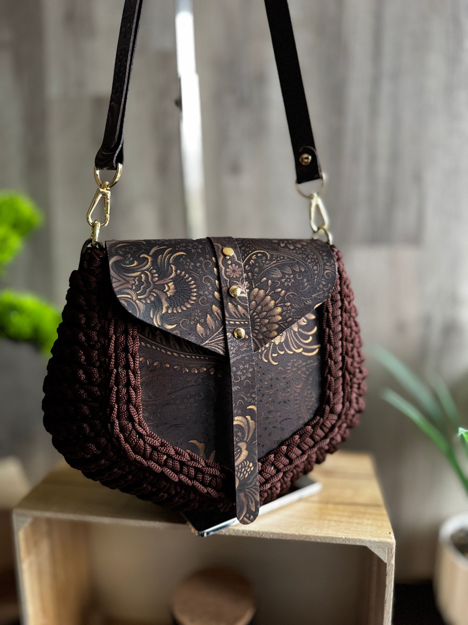 ASTRID Torebka szydełkowa Lineka – Gorzka Czekolada & Złoto - obrazek 16