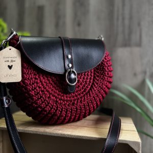 Torebka listonoszka szydełkowa Lineka – Oreo burgundowa z czarną klapką i burgundowymi przeszyciami