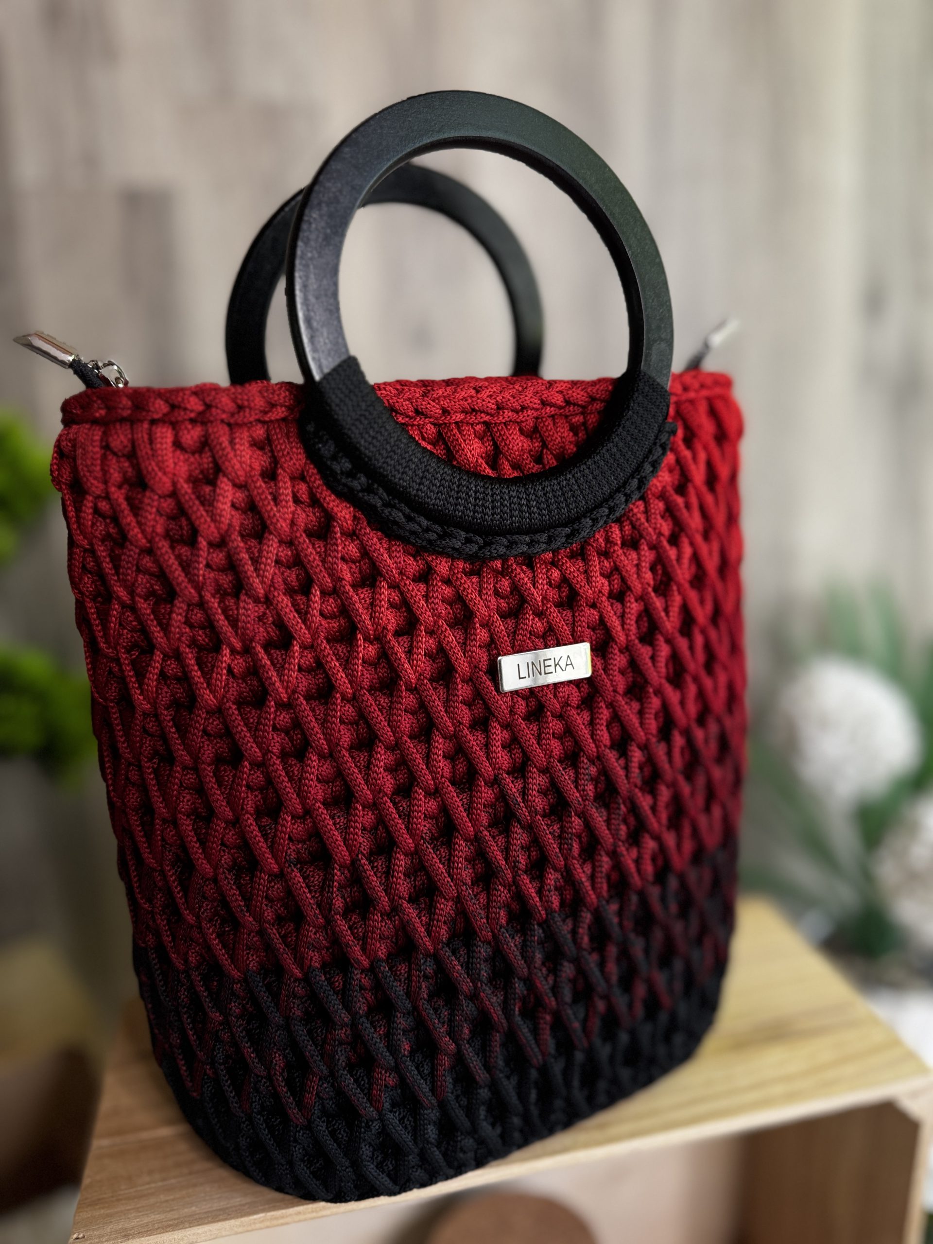 Torebka szydełkowa LINEKA – czarno-czerwone ombre z charakterem - obrazek 3